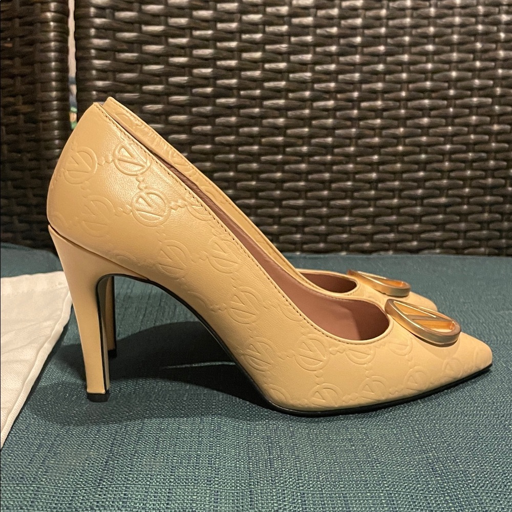Valentino Heels Pumps Size 8 Runs Small